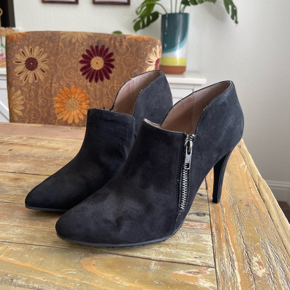 Black zip up suede Mossimo heels | Size 9.5